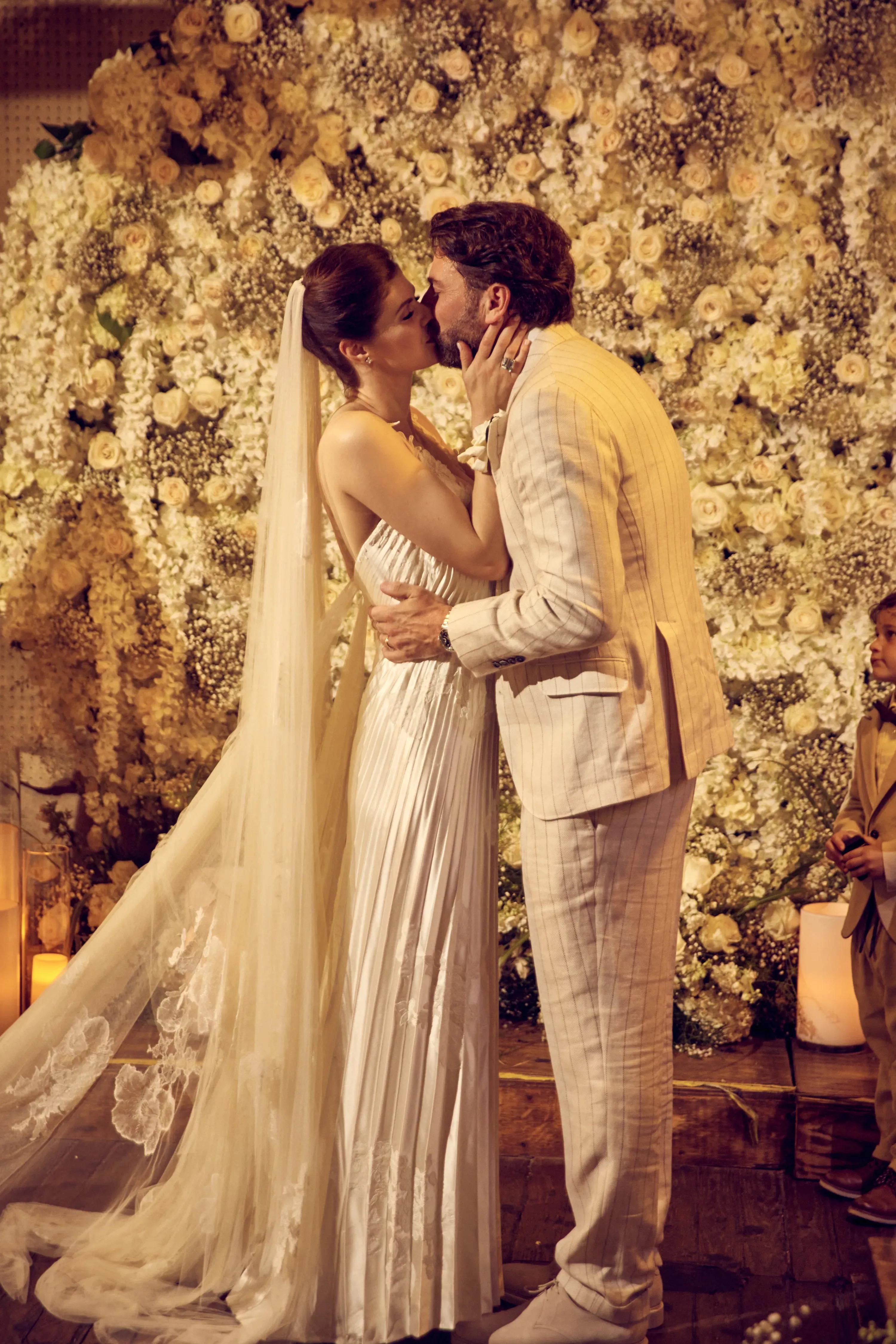 亚历珊德拉•达达里奥跟男友结婚了！俩人浪漫甜蜜婚礼照让人嫉妒