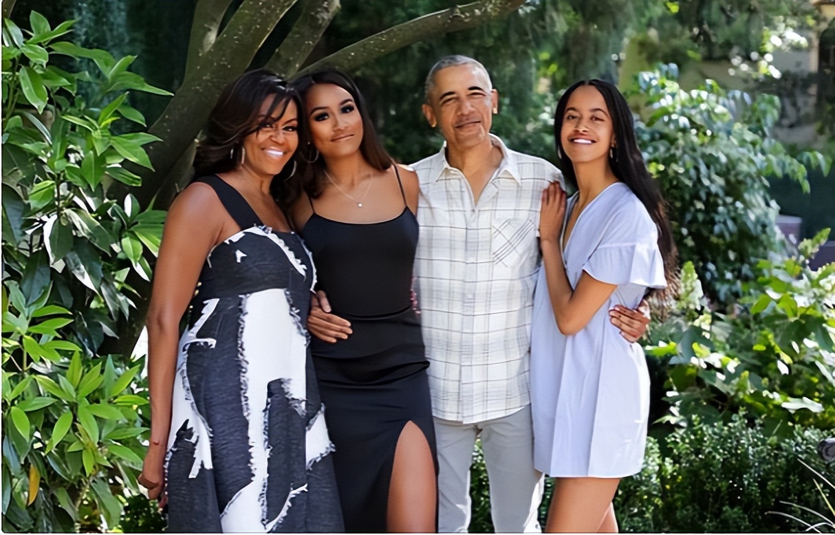 58岁的米歇尔，脚上鞋子与小9岁金建希穿同款，谁穿出了活力感？