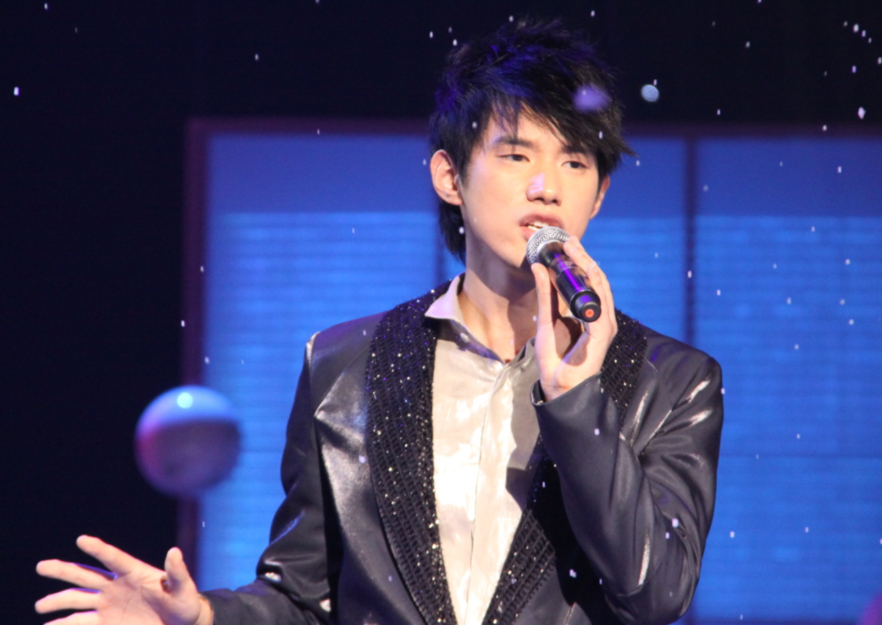 吴建飞：曾是周杰伦师弟，还是铠甲勇士男主，当爸后38岁还是很帅