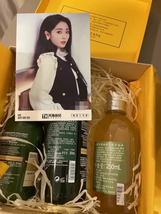 肖战爱奇艺红毯