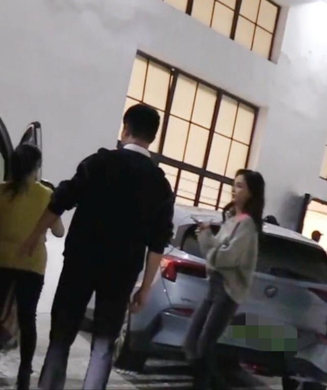 网曝baby离婚后与富商约会,女方晒拿玫瑰美照,霸气回怼谣言