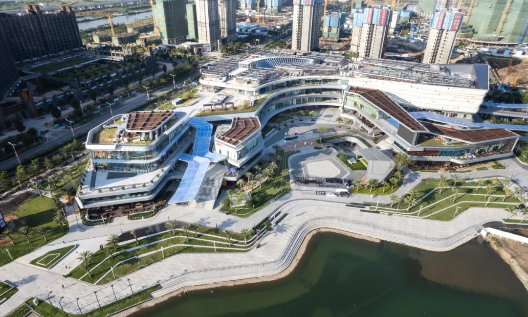 “超现代”空间+庭院式景观=怎样的购物新体验?