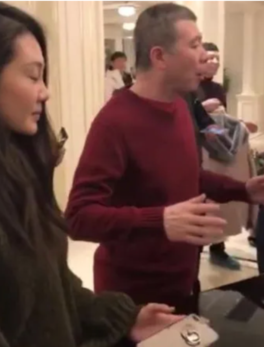 同是第五代顶流导演，把冯小刚张艺谋放在一起对比，差距就出来了