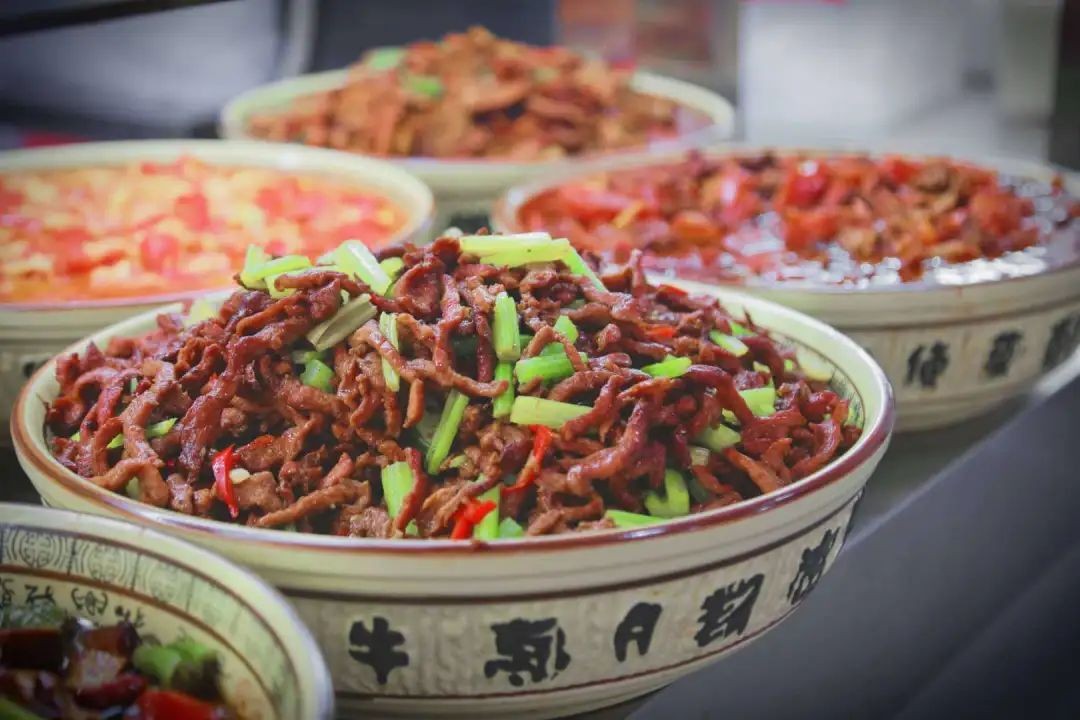 湖北这所大学：5大食堂、高档公寓，吃住条件相当好，出门是地铁