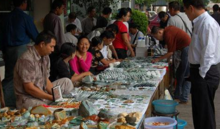 2000年，江苏省的女工人在车库里收养了16岁的乞丐，15年后得到了1350万人的报酬。