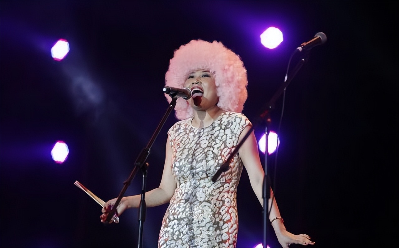 张蔷参加浪姐3正式回归，50多的人身材还这么好，难怪能引领潮流