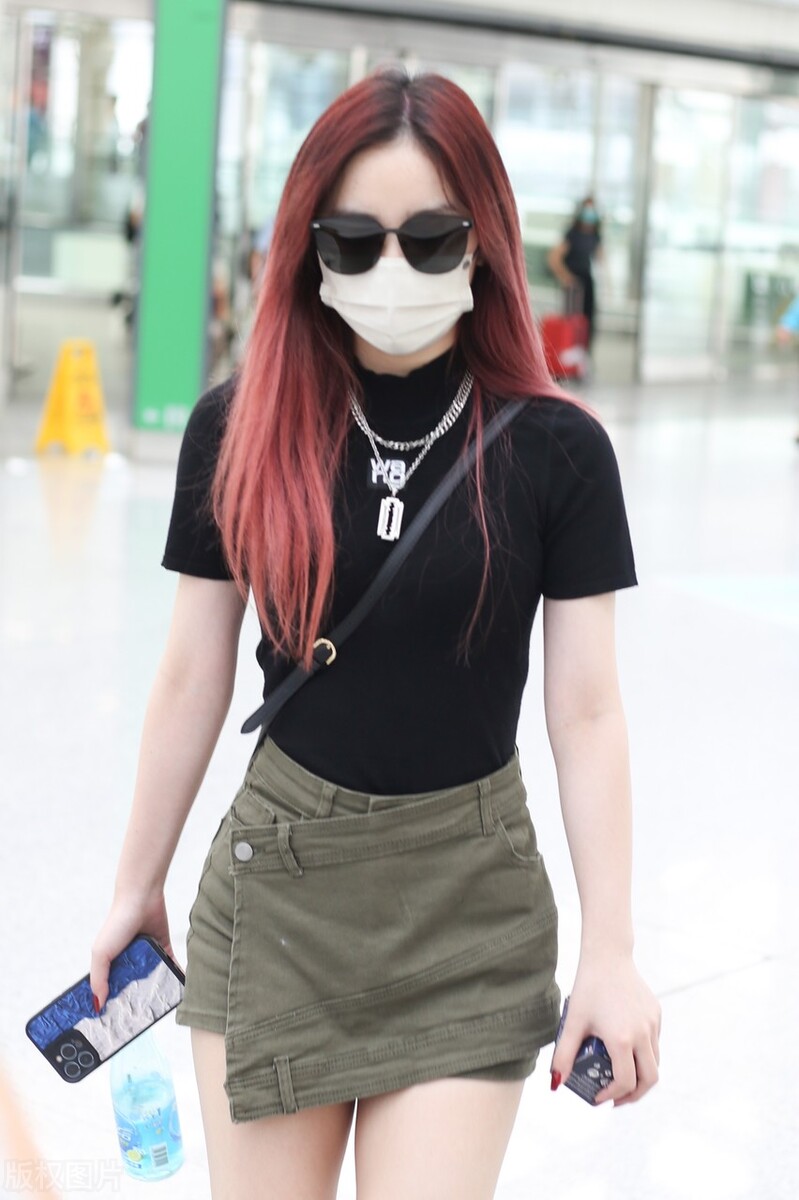 苏芮琪黑色短T搭短裙现身机场长发飘逸动人靓丽