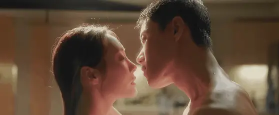 30岁老汉都狂追的国产喜剧！十足狗血，超“大尺度”的夜店群戏