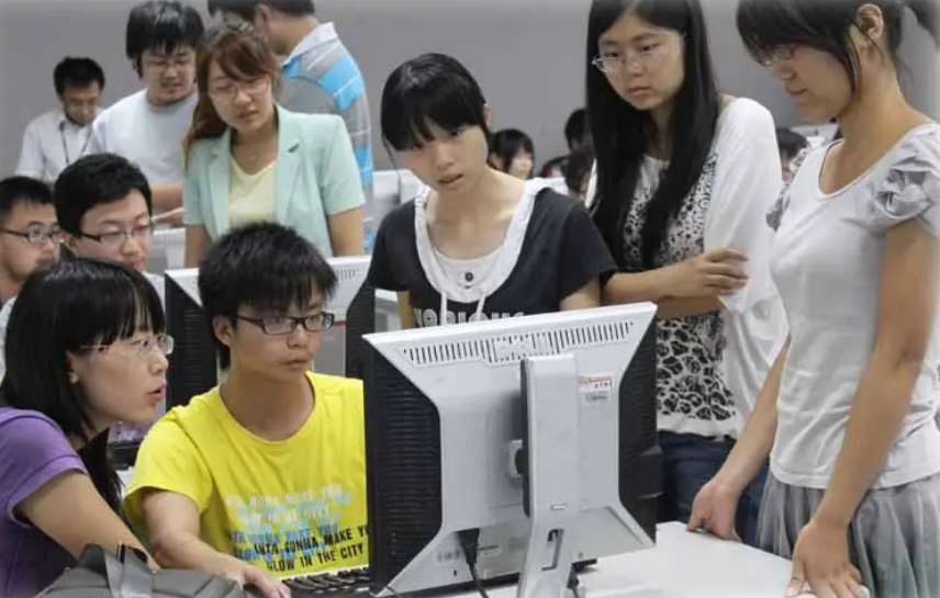 大学哪些专业是“金饭碗”？这4个专业可以考虑，就业率极高