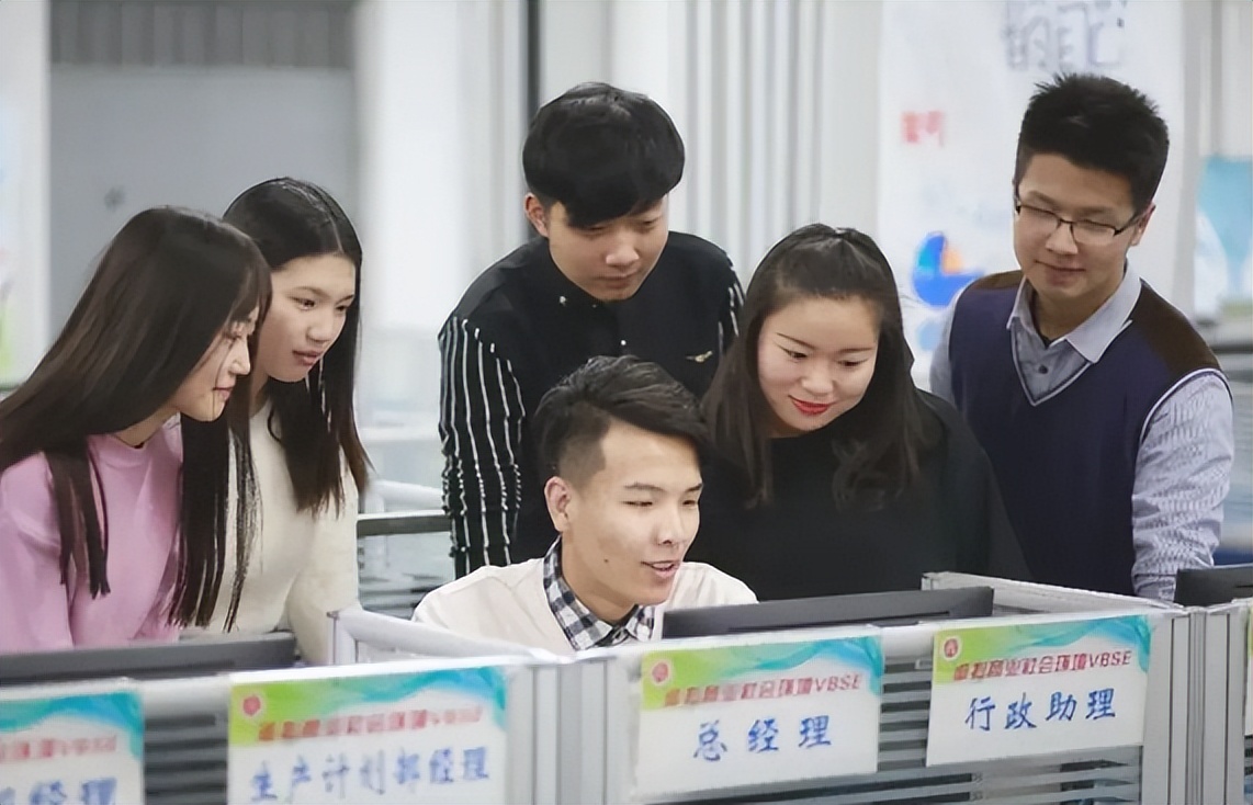 高考结束后干什么？看看大学毕业生“月薪”排行，这些专业最吃香