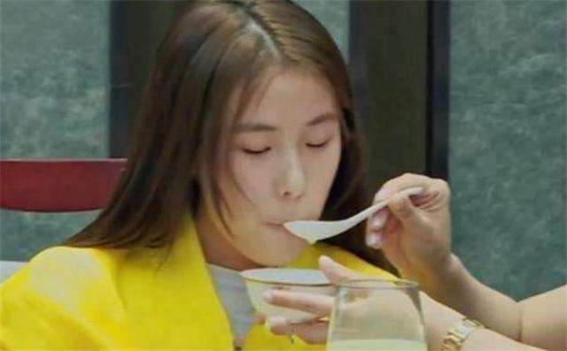 巨婴公主：16岁吃饭靠人喂，每天开销过万，开兰博基尼卖手机壳