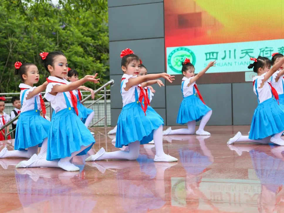 新小娃 ·争做接班人｜四川天府新区新兴小学举行第十四周升旗仪式