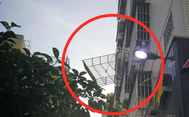 男子上门回收旧物时坠亡，家属起诉索赔53万，如今法院判了