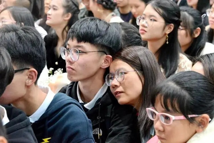 距离高考不到一百天，数学和物理依旧偏科，考上本科难不难？