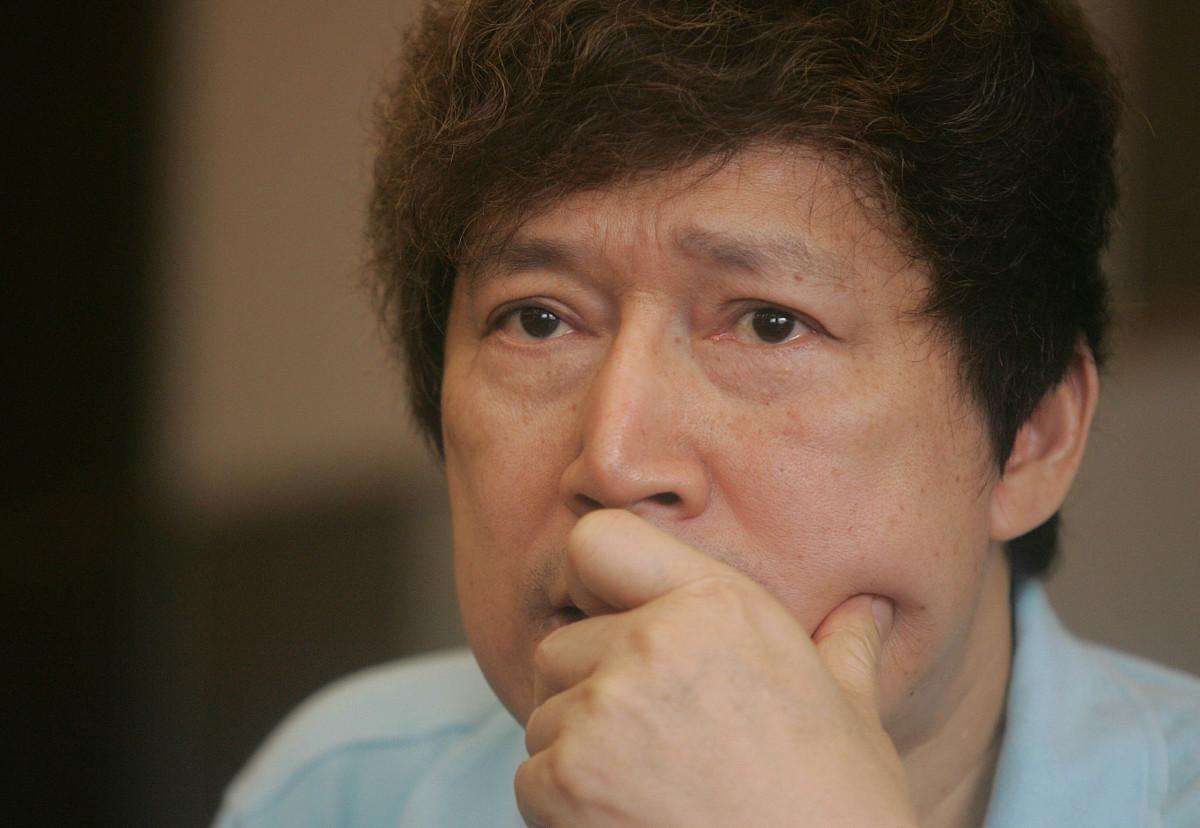 他被年长40岁的富婆包養，13年赚80亿，晚年却被丢进养老院