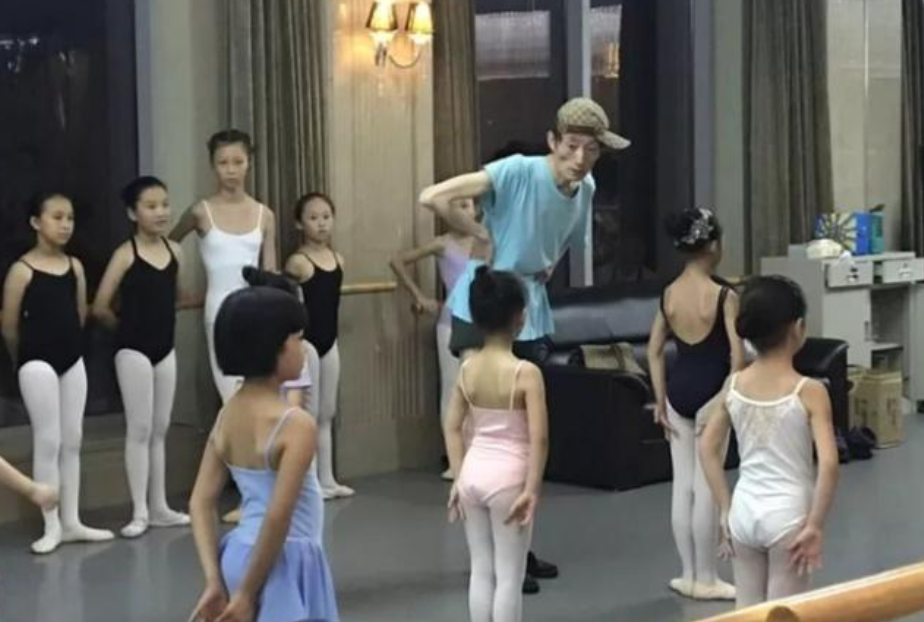 46岁“巨婴”郭冷：除了跳舞，连衣服都不会洗，年入百万无人敢嫁