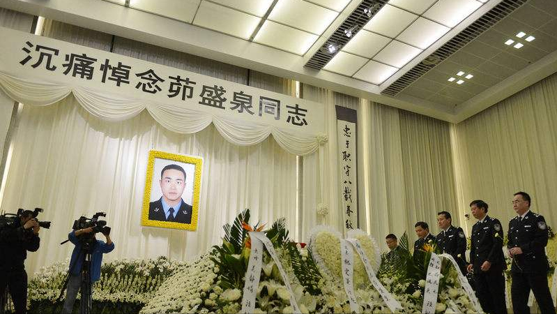 上海宝马车主将民警拖拽致死，黑历史众多，并发微博：有种来抓我