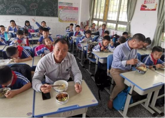 “大学毕业后，我去了民办学校教了三年书”，过上了悲惨的生活