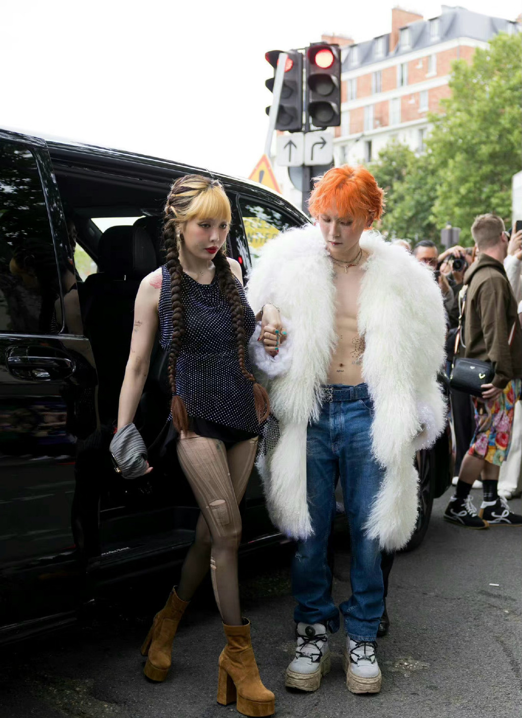 喝醉了之后将自己胡乱打扮,一个穿了故意撕烂的**,一个穿了皮草露腹肌