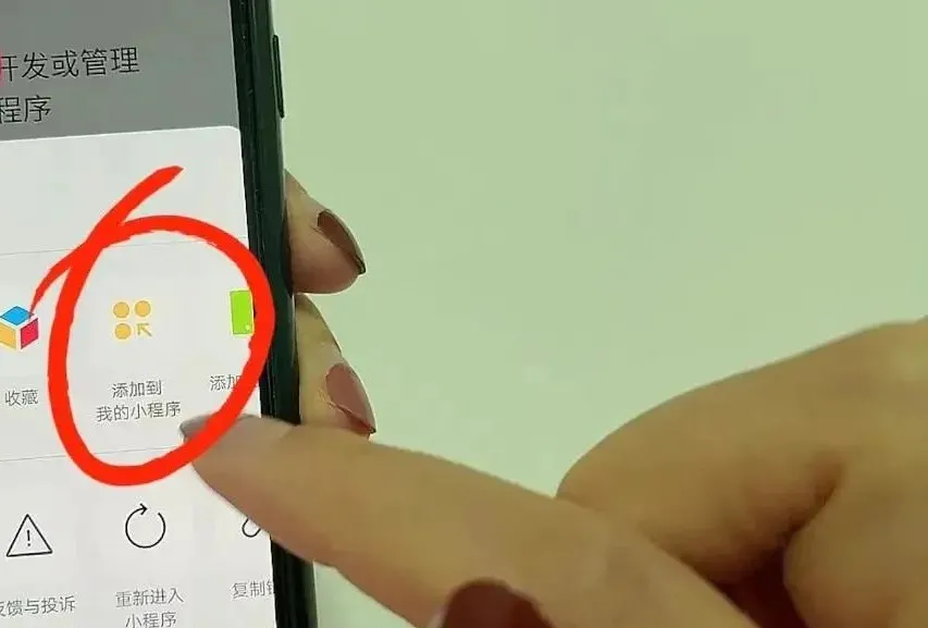 有个功能可以给照片抠图，换背景，操作简单一看就会