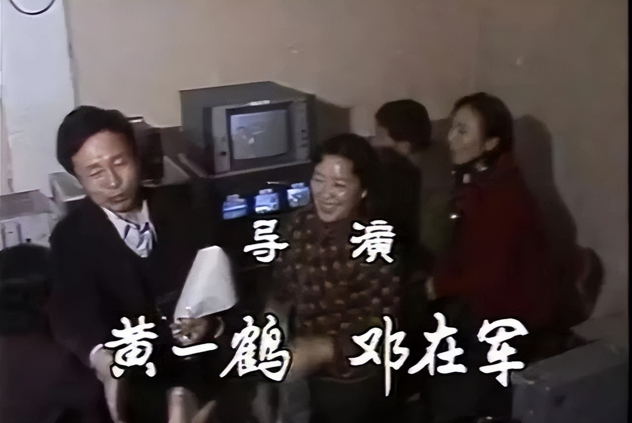 主持人抢话、演员笑场，这8届央视春晚的失误，堪称“灾难现场”