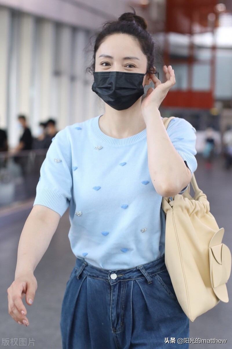董璇现身北京机场，蓝色短袖上衣搭配阔腿牛仔裤休闲随性