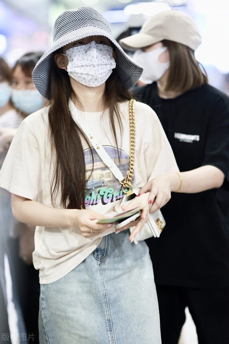 赵露思现身成都机场 明天参加《跑男》录制