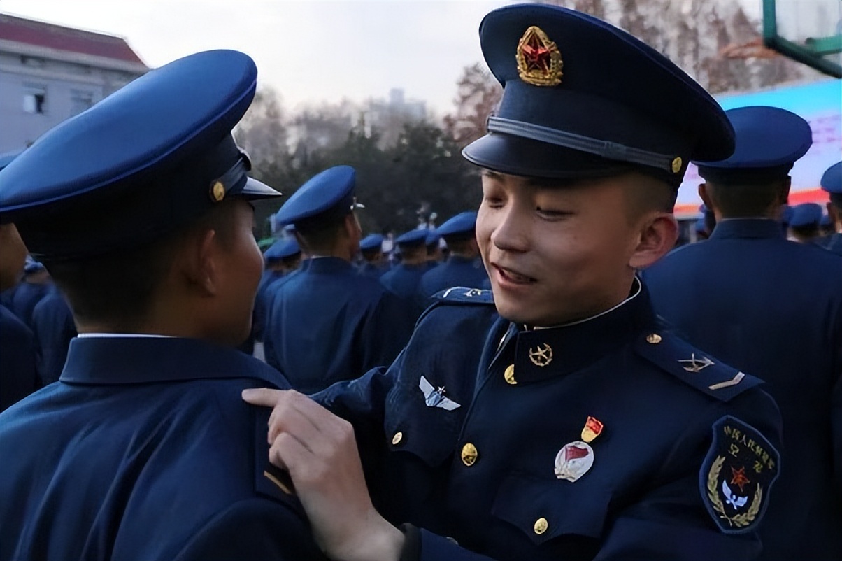 直招军官公告出炉！年薪15万起步还有带薪假期，家长也能“沾光”