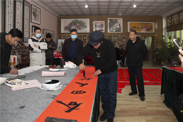 天德书画院雄县分院举办“迎新春 送祝福”写春联活动