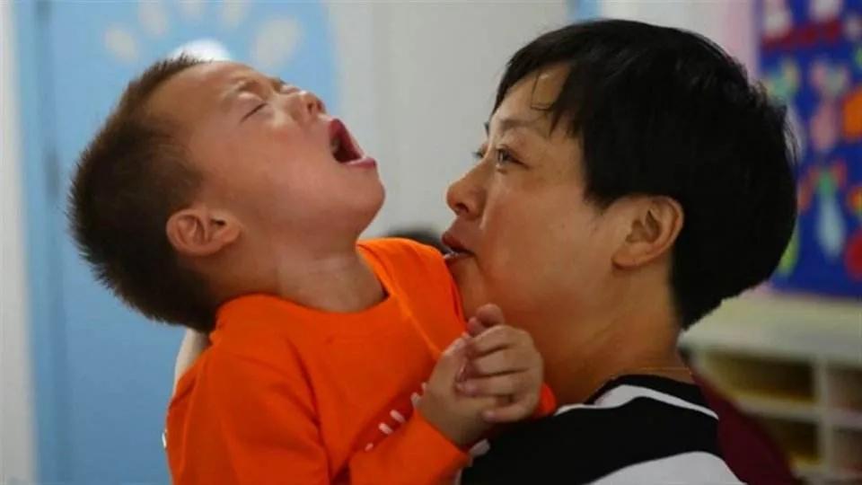 孩子在幼儿园抢玩具,教孩子松手还是紧紧抓牢?别忽略一个问题