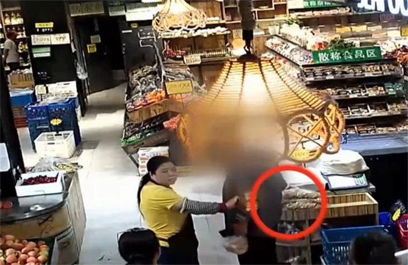 2020年，老人偷超市2枚鸡蛋被抓猝死，家属索赔38万，法院怎么判