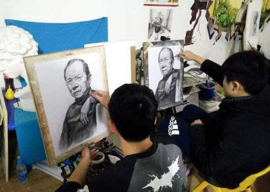 考试仅剩2分钟，美术生考场“放飞自我”，绘画内容不忍直视