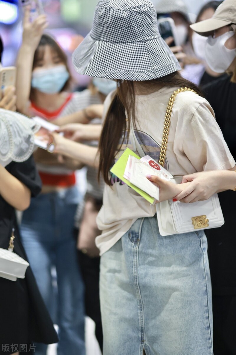 赵露思现身成都机场 明天参加《跑男》录制