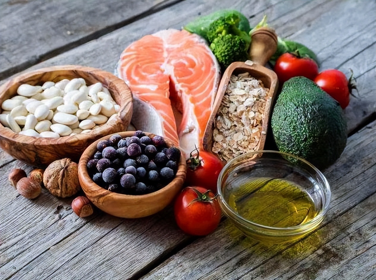 反酸、烧心吃花生管用吗？医生：尝试这3种方法或让胃变得舒服些