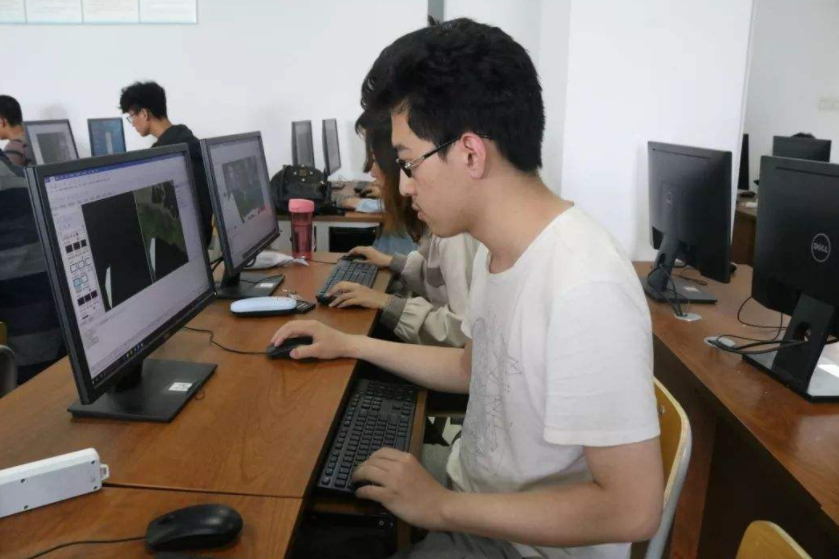 华为这次的选择比较“刁钻”，签约三所双非院校，且均来自湖北省