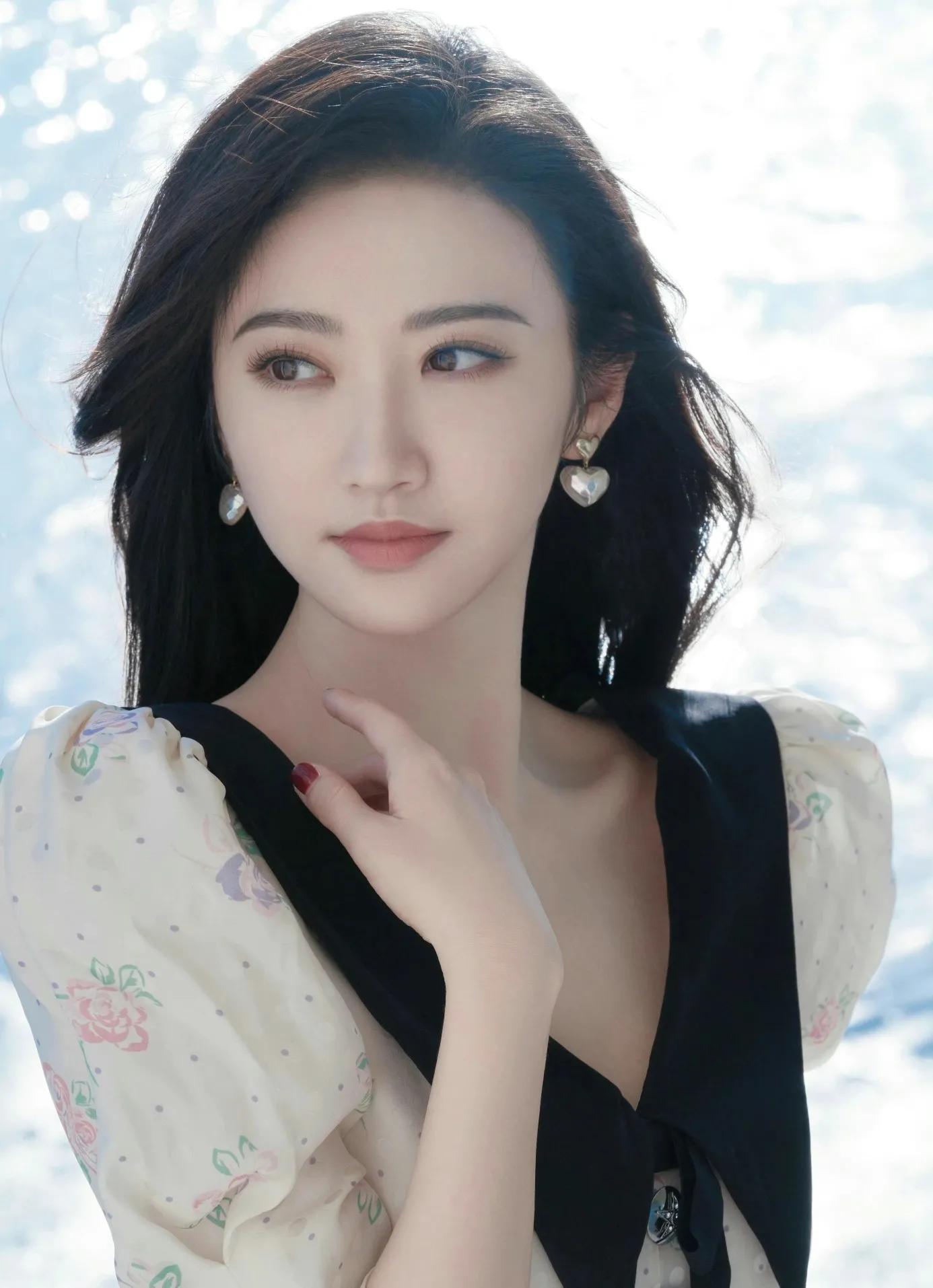 身穿翠花裙的景甜