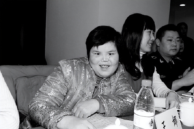 陕西农民捡到​坑面女婴，哥哥做苦力为妹妹整容，变美后她嫁给哥哥