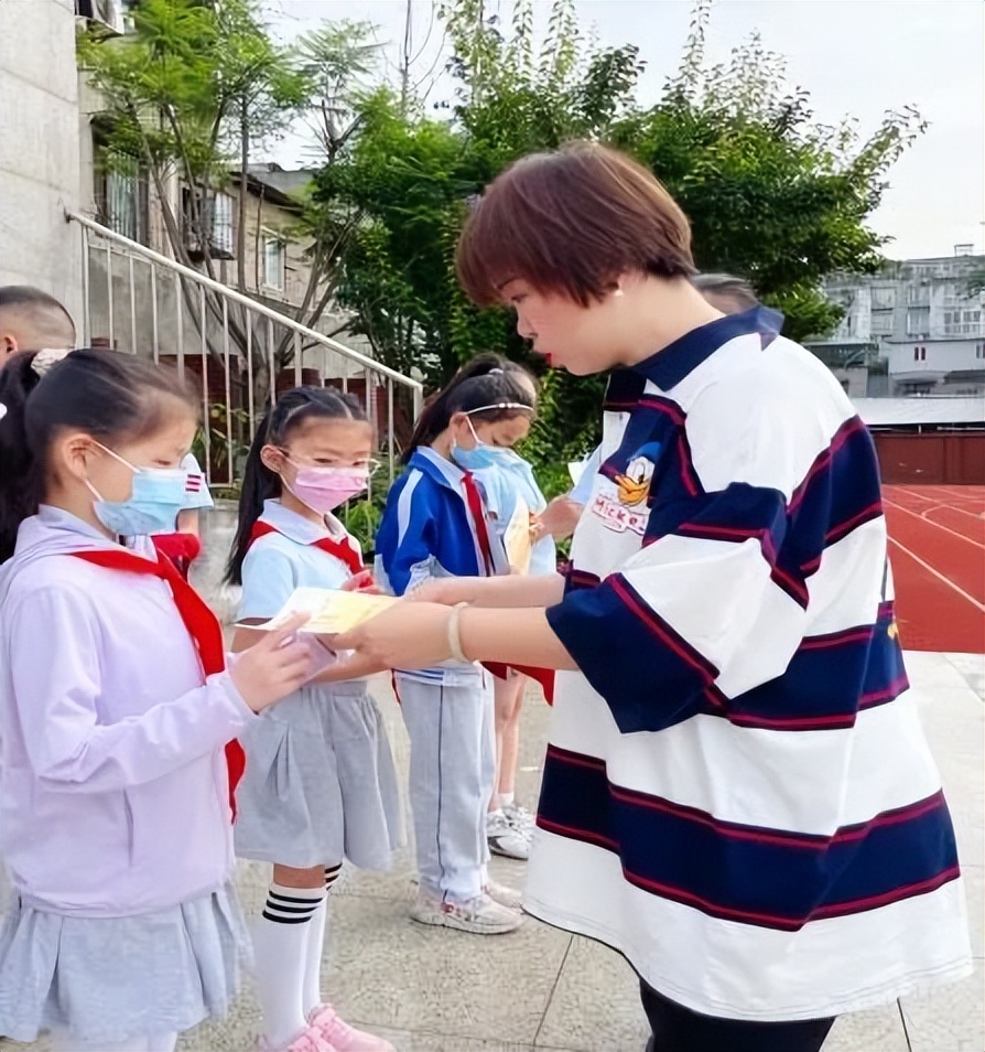 中和小学举行“讲文明树新风，文明生活我先行”为主题的升旗仪式