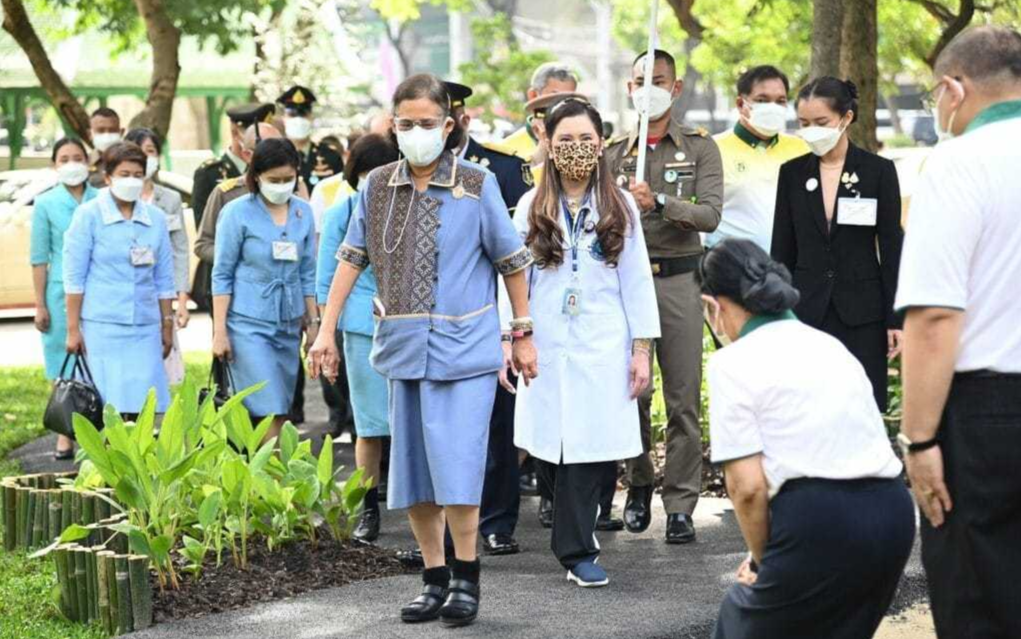 65岁的朱拉蓬公主，穿白大褂配卷发型状态好，同框诗琳通给树浇水