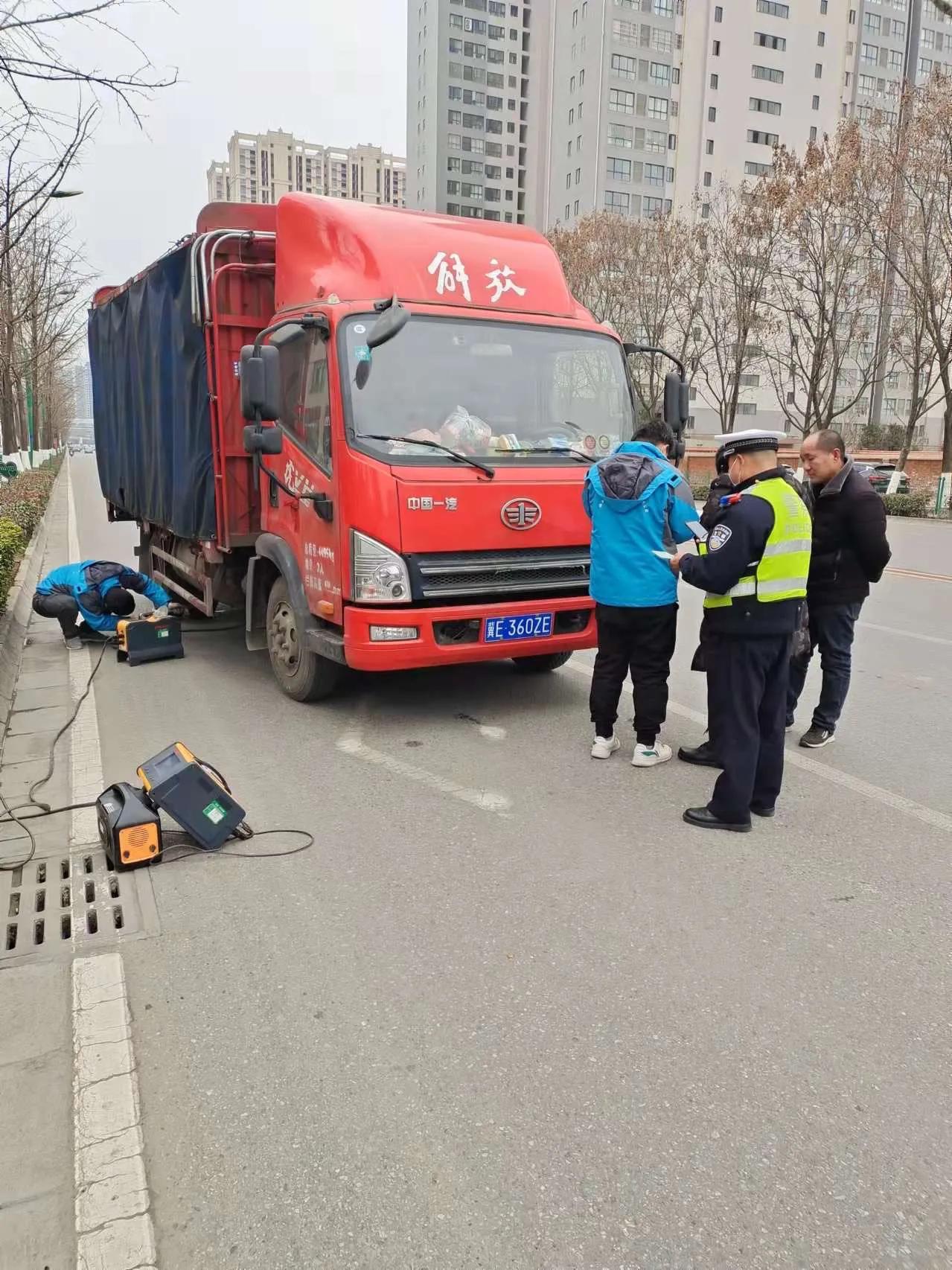 汉中交警一大队联合环保部门开展大型车辆尾气检测专项整治行动
