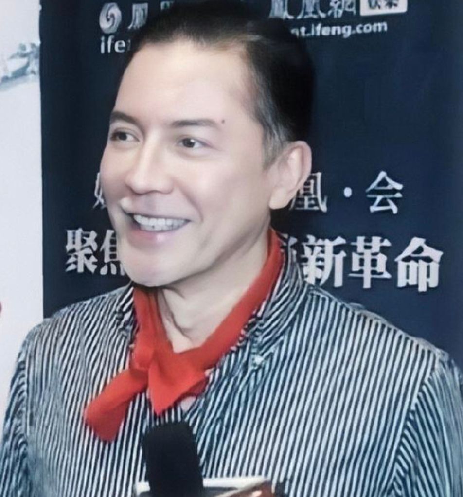 尊龙老了依然是男神，白发不染仍有贵族气质，优雅到骨子里的男人