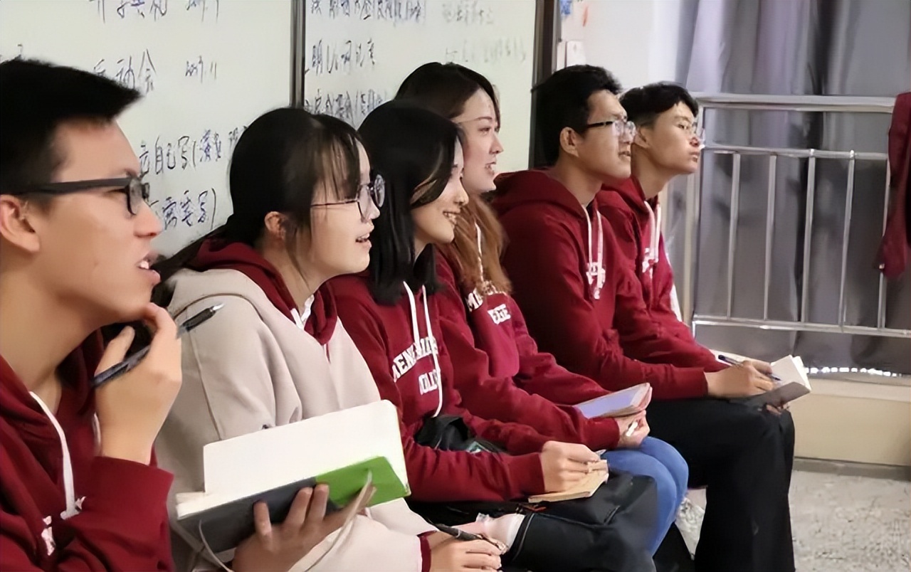 500分左右就能考上的师范类院校，就业形势也不差，中等生可参考