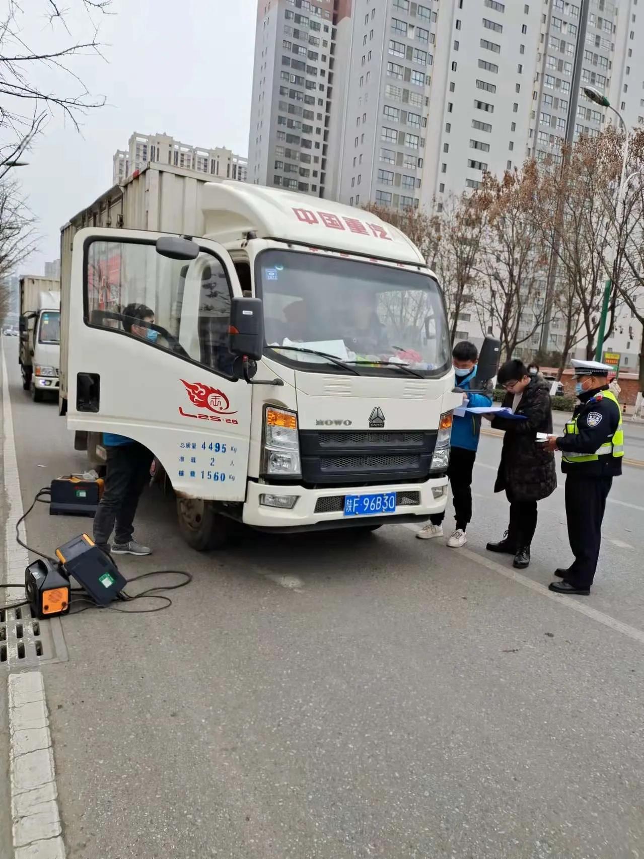 汉中交警一大队联合环保部门开展大型车辆尾气检测专项整治行动