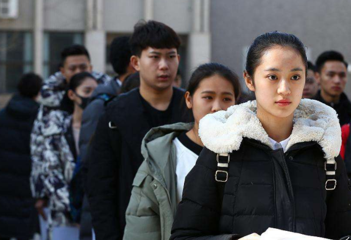 高校生每天上课精心打扮，被同学拍下后走红，大家说她“太心机”