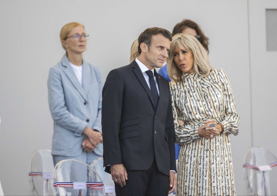 布里吉特整容也难挡皱纹了！穿长裙亮相扮嫩，和马克龙尽显母子感