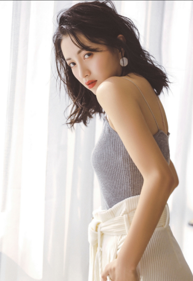 包文婧：吊带背心居家美拍，清新靓丽