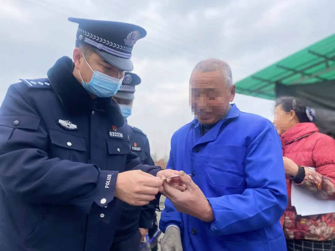 城固县公安局三合派出所：窗口搬到家门口 送证暖心为人民