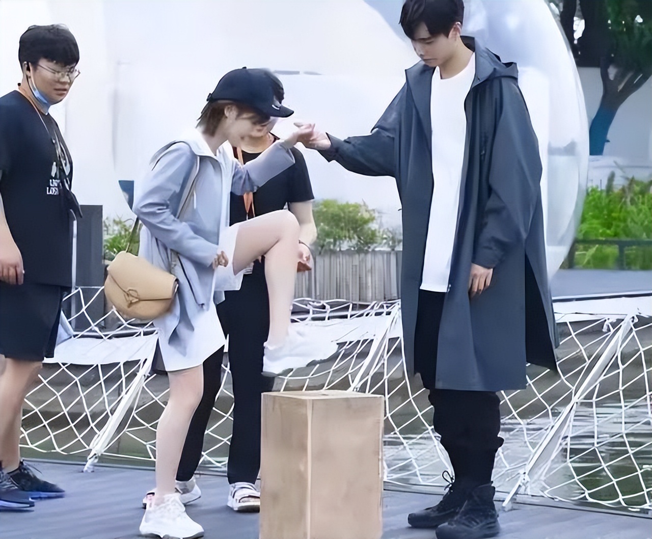 难怪电视只拍上半身，垫箱子，加道具都不够！“秘密”被揭发