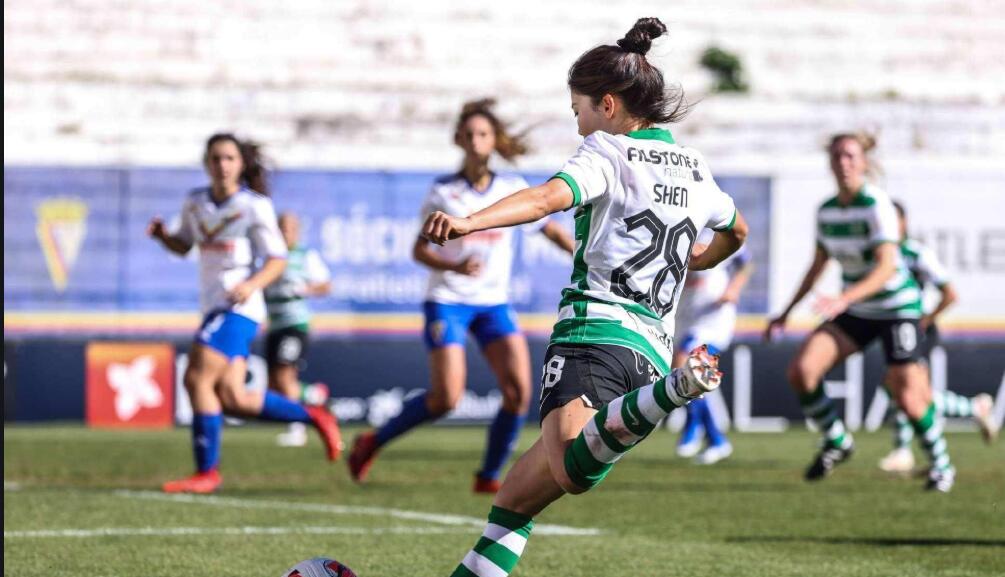 为什么外国足球比赛那么多人看（中国男足不断吐槽，为什么中国女足在国外受到明星般追捧？）