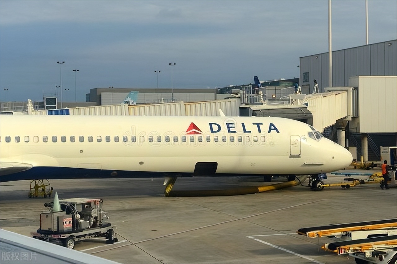 飞机座位k靠窗吗?